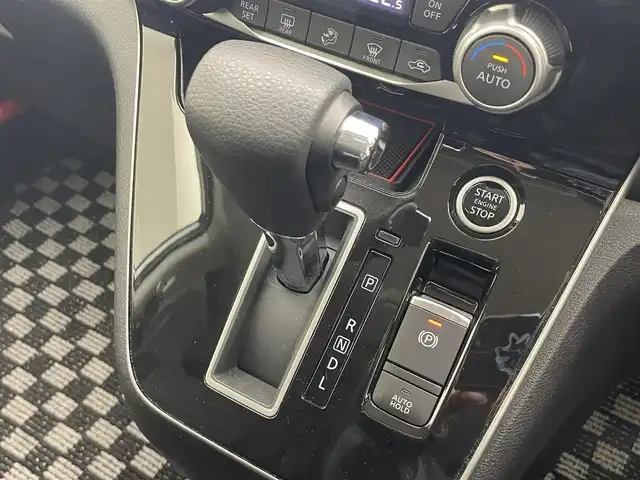 日産 セレナ ハイウェイスター V 滋賀県 2022(令4)年 1.9万km ブリリアントホワイトパール 純正10インチナビ/(CD/DVD/USB/HDMI/Bluetooth/フルセグTV)/プロパイロット/ローダウン/アラウンドビューモニター/両側パワースライドドア/ブラインドスポットモニター/純正デジタルインナーミラー/クリアランスソナー/純正フリップダウンモニター/ETC/ドライブレコーダー/オートライト/LEDヘッドライト