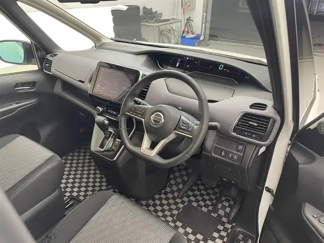 日産 セレナ ハイウェイスター V 滋賀県 2022(令4)年 1.9万km ブリリアントホワイトパール 純正10インチナビ/(CD/DVD/USB/HDMI/Bluetooth/フルセグTV)/プロパイロット/ローダウン/アラウンドビューモニター/両側パワースライドドア/ブラインドスポットモニター/純正デジタルインナーミラー/クリアランスソナー/純正フリップダウンモニター/ETC/ドライブレコーダー/オートライト/LEDヘッドライト