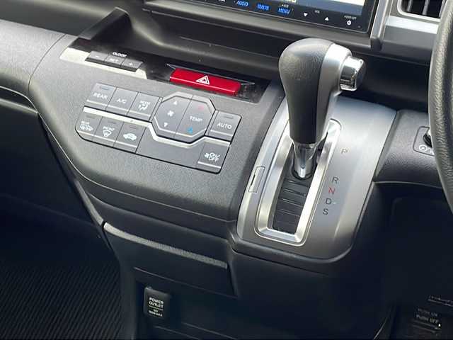 ホンダ ステップワゴン スパーダ Z 福島県 2015(平27)年 8.2万km ホワイトオーキッドパール ワンオーナー 4WD 純正ナビ フルセグTV　Bluetooth バックカメラ フリップダウンモニター 両側パワースライドドア パドルシフト オートクルーズ　ETC　HIDヘッドライト フォグランプ