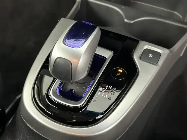 ホンダ フィット ハイブリット Fパッケージ 道央・札幌 2015(平27)年 4.9万km ティンテッドシルバーM ・４WD/・コンフォートビューパッケージ/・ギャザーズナビ/　CD/DVD/USB/フルセグ/・バックカメラ/・ETC/・フロントデアイサー/・横滑り防止/・ライトレベライザー/・プッシュスタート/・スマートキー/・純正フロアマット/・ドアバイザー/・社外AW付スタッドレス積込(175/65/R15)
