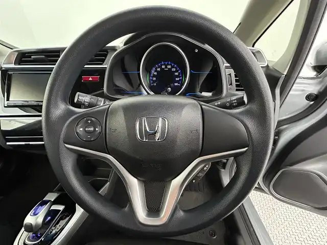 ホンダ フィット ハイブリット Fパッケージ 道央・札幌 2015(平27)年 4.9万km ティンテッドシルバーM ・４WD/・コンフォートビューパッケージ/・ギャザーズナビ/　CD/DVD/USB/フルセグ/・バックカメラ/・ETC/・フロントデアイサー/・横滑り防止/・ライトレベライザー/・プッシュスタート/・スマートキー/・純正フロアマット/・ドアバイザー/・社外AW付スタッドレス積込(175/65/R15)