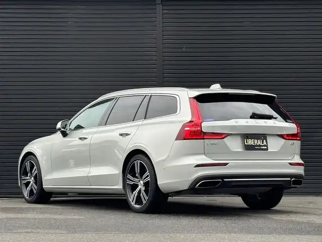 ボルボ Ｖ６０ B5 インスクリプション 山梨県 2022(令4)年 5.4万km シルバー 白革/harman/kardon/インテリセーフティ/ワイヤレスチャージ/HUD/マッサージシート/電動リアゲート/フルセグ/純正ＨＤＤナビ/全周囲カメラ/パイロットアシスト/ＬＫＡ/ＢＬＩＳ/ステアリングＨ/スペアキー