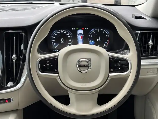 ボルボ Ｖ６０ B5 インスクリプション 山梨県 2022(令4)年 5.4万km シルバー 白革/harman/kardon/インテリセーフティ/ワイヤレスチャージ/HUD/マッサージシート/電動リアゲート/フルセグ/純正ＨＤＤナビ/全周囲カメラ/パイロットアシスト/ＬＫＡ/ＢＬＩＳ/ステアリングＨ/スペアキー