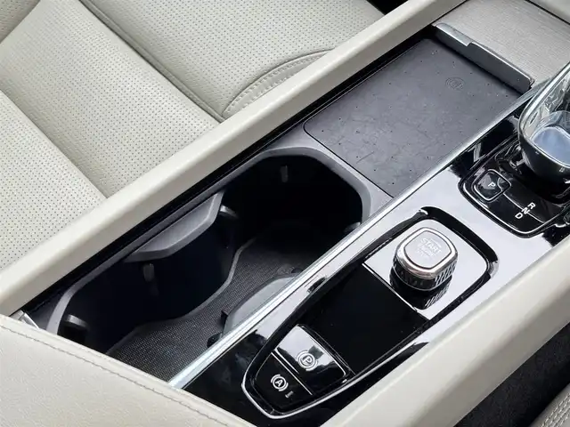 ボルボ Ｖ６０ B5 インスクリプション 山梨県 2022(令4)年 5.4万km シルバー 白革/harman/kardon/インテリセーフティ/ワイヤレスチャージ/HUD/マッサージシート/電動リアゲート/フルセグ/純正ＨＤＤナビ/全周囲カメラ/パイロットアシスト/ＬＫＡ/ＢＬＩＳ/ステアリングＨ/スペアキー