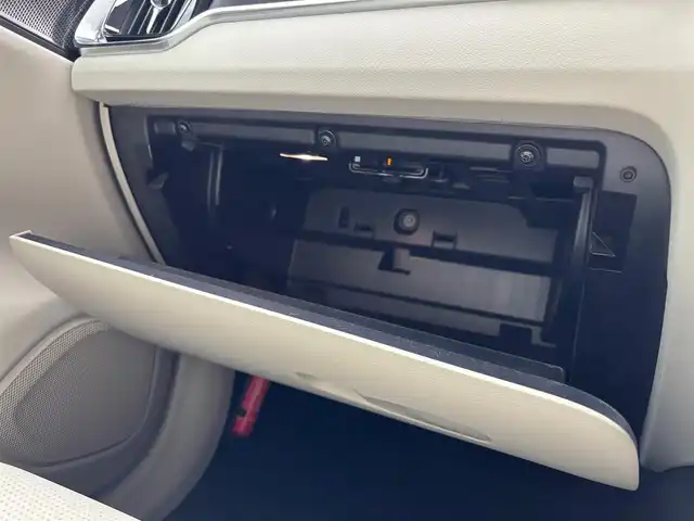 ボルボ Ｖ６０ B5 インスクリプション 山梨県 2022(令4)年 5.4万km シルバー 白革/harman/kardon/インテリセーフティ/ワイヤレスチャージ/HUD/マッサージシート/電動リアゲート/フルセグ/純正ＨＤＤナビ/全周囲カメラ/パイロットアシスト/ＬＫＡ/ＢＬＩＳ/ステアリングＨ/スペアキー