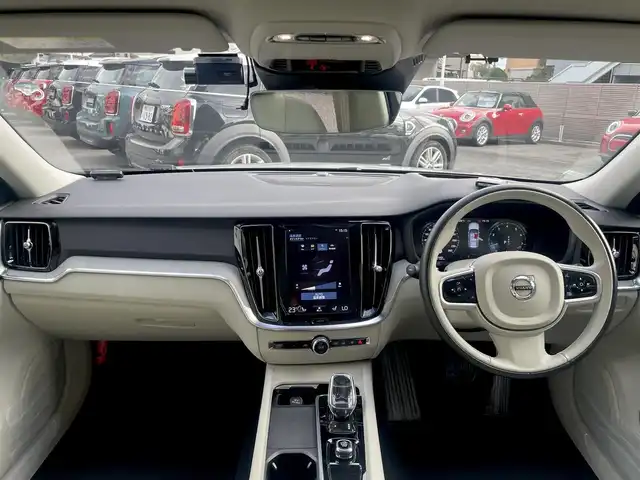 ボルボ Ｖ６０ B5 インスクリプション 栃木県 2022(令4)年 5.4万km シルバー クライメート・パッケージ/ステアリングホイール・ヒーター/リア・シートヒーター/オプション設定5ダブルスポーク8.0×19インチ/色：バーチライト726/ホワイトレザーシート/CitySafety/衝突回避被害軽減ブレーキシステム/歩行者・サイクリスト・大型動物検知機能(夜間含む)/インターセクション・サポート(右折時対向車検知機能)/オンカミング・レーン・ミティゲーション(対向車線衝突回避支援)/LKAレーン・キーピングエイド/パイロット・アシスト/全車速追従機能付きACC/ステアリング・アシスト付BLIS/純正HDDナビゲーション/地デジ/BT/FM/AM/LEDヘッドライト(アクティブベンティング機能付き)/ヘッドアップ・ディスプレイ/ETC2.0/フロント/サイド/リア/全方位カメラ/マッサージシート/電動リアゲート/取説/スペアキー