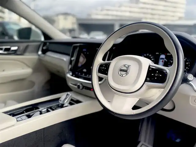 ボルボ Ｖ６０ B5 インスクリプション 栃木県 2022(令4)年 5.4万km シルバー クライメート・パッケージ/ステアリングホイール・ヒーター/リア・シートヒーター/オプション設定5ダブルスポーク8.0×19インチ/色：バーチライト726/ホワイトレザーシート/CitySafety/衝突回避被害軽減ブレーキシステム/歩行者・サイクリスト・大型動物検知機能(夜間含む)/インターセクション・サポート(右折時対向車検知機能)/オンカミング・レーン・ミティゲーション(対向車線衝突回避支援)/LKAレーン・キーピングエイド/パイロット・アシスト/全車速追従機能付きACC/ステアリング・アシスト付BLIS/純正HDDナビゲーション/地デジ/BT/FM/AM/LEDヘッドライト(アクティブベンティング機能付き)/ヘッドアップ・ディスプレイ/ETC2.0/フロント/サイド/リア/全方位カメラ/マッサージシート/電動リアゲート/取説/スペアキー