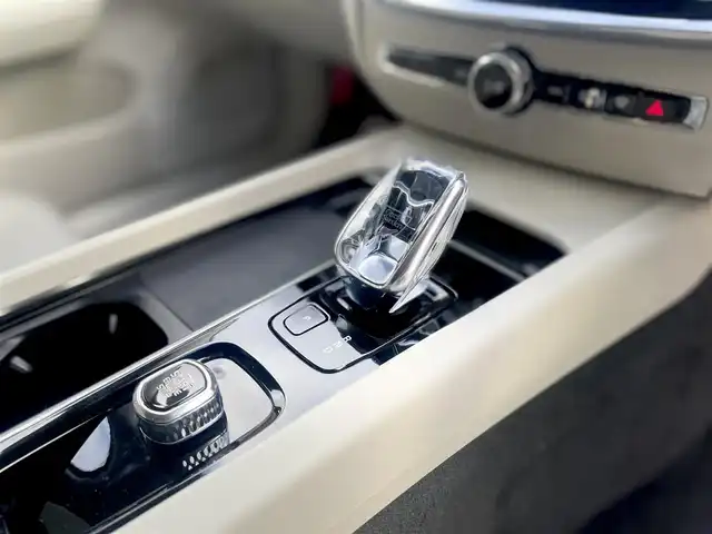 ボルボ Ｖ６０ B5 インスクリプション 栃木県 2022(令4)年 5.4万km シルバー クライメート・パッケージ/ステアリングホイール・ヒーター/リア・シートヒーター/オプション設定5ダブルスポーク8.0×19インチ/色：バーチライト726/ホワイトレザーシート/CitySafety/衝突回避被害軽減ブレーキシステム/歩行者・サイクリスト・大型動物検知機能(夜間含む)/インターセクション・サポート(右折時対向車検知機能)/オンカミング・レーン・ミティゲーション(対向車線衝突回避支援)/LKAレーン・キーピングエイド/パイロット・アシスト/全車速追従機能付きACC/ステアリング・アシスト付BLIS/純正HDDナビゲーション/地デジ/BT/FM/AM/LEDヘッドライト(アクティブベンティング機能付き)/ヘッドアップ・ディスプレイ/ETC2.0/フロント/サイド/リア/全方位カメラ/マッサージシート/電動リアゲート/取説/スペアキー