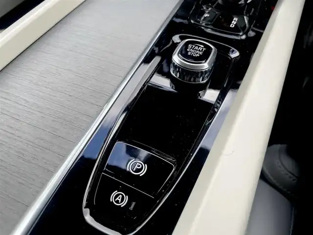 ボルボ Ｖ６０ B5 インスクリプション 栃木県 2022(令4)年 5.4万km シルバー クライメート・パッケージ/ステアリングホイール・ヒーター/リア・シートヒーター/オプション設定5ダブルスポーク8.0×19インチ/色：バーチライト726/ホワイトレザーシート/CitySafety/衝突回避被害軽減ブレーキシステム/歩行者・サイクリスト・大型動物検知機能(夜間含む)/インターセクション・サポート(右折時対向車検知機能)/オンカミング・レーン・ミティゲーション(対向車線衝突回避支援)/LKAレーン・キーピングエイド/パイロット・アシスト/全車速追従機能付きACC/ステアリング・アシスト付BLIS/純正HDDナビゲーション/地デジ/BT/FM/AM/LEDヘッドライト(アクティブベンティング機能付き)/ヘッドアップ・ディスプレイ/ETC2.0/フロント/サイド/リア/全方位カメラ/マッサージシート/電動リアゲート/取説/スペアキー