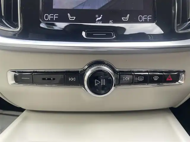 ボルボ Ｖ６０ B5 インスクリプション 栃木県 2022(令4)年 5.4万km シルバー クライメート・パッケージ/ステアリングホイール・ヒーター/リア・シートヒーター/オプション設定5ダブルスポーク8.0×19インチ/色：バーチライト726/ホワイトレザーシート/CitySafety/衝突回避被害軽減ブレーキシステム/歩行者・サイクリスト・大型動物検知機能(夜間含む)/インターセクション・サポート(右折時対向車検知機能)/オンカミング・レーン・ミティゲーション(対向車線衝突回避支援)/LKAレーン・キーピングエイド/パイロット・アシスト/全車速追従機能付きACC/ステアリング・アシスト付BLIS/純正HDDナビゲーション/地デジ/BT/FM/AM/LEDヘッドライト(アクティブベンティング機能付き)/ヘッドアップ・ディスプレイ/ETC2.0/フロント/サイド/リア/全方位カメラ/マッサージシート/電動リアゲート/取説/スペアキー