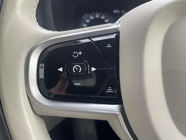 ボルボ Ｖ６０ B5 インスクリプション 栃木県 2022(令4)年 5.4万km シルバー クライメート・パッケージ/ステアリングホイール・ヒーター/リア・シートヒーター/オプション設定5ダブルスポーク8.0×19インチ/色：バーチライト726/ホワイトレザーシート/CitySafety/衝突回避被害軽減ブレーキシステム/歩行者・サイクリスト・大型動物検知機能(夜間含む)/インターセクション・サポート(右折時対向車検知機能)/オンカミング・レーン・ミティゲーション(対向車線衝突回避支援)/LKAレーン・キーピングエイド/パイロット・アシスト/全車速追従機能付きACC/ステアリング・アシスト付BLIS/純正HDDナビゲーション/地デジ/BT/FM/AM/LEDヘッドライト(アクティブベンティング機能付き)/ヘッドアップ・ディスプレイ/ETC2.0/フロント/サイド/リア/全方位カメラ/マッサージシート/電動リアゲート/取説/スペアキー