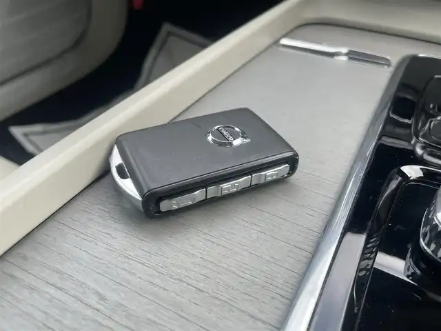ボルボ Ｖ６０ B5 インスクリプション 栃木県 2022(令4)年 5.4万km シルバー クライメート・パッケージ/ステアリングホイール・ヒーター/リア・シートヒーター/オプション設定5ダブルスポーク8.0×19インチ/色：バーチライト726/ホワイトレザーシート/CitySafety/衝突回避被害軽減ブレーキシステム/歩行者・サイクリスト・大型動物検知機能(夜間含む)/インターセクション・サポート(右折時対向車検知機能)/オンカミング・レーン・ミティゲーション(対向車線衝突回避支援)/LKAレーン・キーピングエイド/パイロット・アシスト/全車速追従機能付きACC/ステアリング・アシスト付BLIS/純正HDDナビゲーション/地デジ/BT/FM/AM/LEDヘッドライト(アクティブベンティング機能付き)/ヘッドアップ・ディスプレイ/ETC2.0/フロント/サイド/リア/全方位カメラ/マッサージシート/電動リアゲート/取説/スペアキー