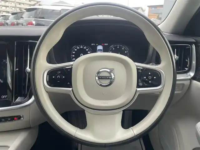 ボルボ Ｖ６０ B5 インスクリプション 栃木県 2022(令4)年 5.4万km シルバー クライメート・パッケージ/ステアリングホイール・ヒーター/リア・シートヒーター/オプション設定5ダブルスポーク8.0×19インチ/色：バーチライト726/ホワイトレザーシート/CitySafety/衝突回避被害軽減ブレーキシステム/歩行者・サイクリスト・大型動物検知機能(夜間含む)/インターセクション・サポート(右折時対向車検知機能)/オンカミング・レーン・ミティゲーション(対向車線衝突回避支援)/LKAレーン・キーピングエイド/パイロット・アシスト/全車速追従機能付きACC/ステアリング・アシスト付BLIS/純正HDDナビゲーション/地デジ/BT/FM/AM/LEDヘッドライト(アクティブベンティング機能付き)/ヘッドアップ・ディスプレイ/ETC2.0/フロント/サイド/リア/全方位カメラ/マッサージシート/電動リアゲート/取説/スペアキー