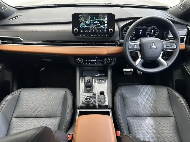 三菱 アウトランダー ＰＨＥＶ P 愛媛県 2023(令5)年 1.4万km ブラックダイヤモンド ・９型ナビ/（フルセグＴＶ・ＢＴ・ＦＭ・ＡＭ・ＵＳＢ・ａｐｐｌｅ　ｃａｒｐｌａｙ）/・全方位カメラ　/・サンルーフ　/・ＤＮ席シートヒーター　/・ＤＮ席パワーシート　/・レーダークルーズコントロール　/・ＥＴＣ２．０　/・前後ドラレコ/・パワーバックドア/・1500W充電/・デジタルインナーミラー/・置くだけ充電/・シートメモリー/・9型後席プライベートモニター