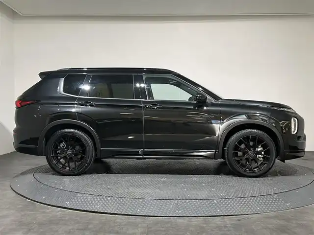 三菱 アウトランダー ＰＨＥＶ P 愛媛県 2023(令5)年 1.4万km ブラックダイヤモンド ・９型ナビ/（フルセグＴＶ・ＢＴ・ＦＭ・ＡＭ・ＵＳＢ・ａｐｐｌｅ　ｃａｒｐｌａｙ）/・全方位カメラ　/・サンルーフ　/・ＤＮ席シートヒーター　/・ＤＮ席パワーシート　/・レーダークルーズコントロール　/・ＥＴＣ２．０　/・前後ドラレコ/・パワーバックドア/・1500W充電/・デジタルインナーミラー/・置くだけ充電/・シートメモリー/・9型後席プライベートモニター