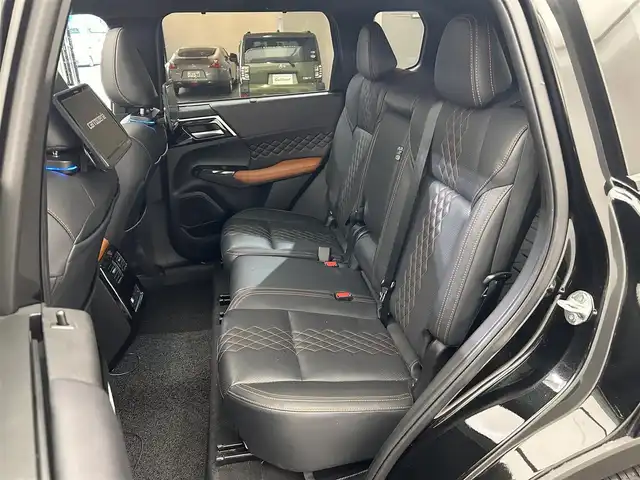 三菱 アウトランダー ＰＨＥＶ P 愛媛県 2023(令5)年 1.4万km ブラックダイヤモンド ・９型ナビ/（フルセグＴＶ・ＢＴ・ＦＭ・ＡＭ・ＵＳＢ・ａｐｐｌｅ　ｃａｒｐｌａｙ）/・全方位カメラ　/・サンルーフ　/・ＤＮ席シートヒーター　/・ＤＮ席パワーシート　/・レーダークルーズコントロール　/・ＥＴＣ２．０　/・前後ドラレコ/・パワーバックドア/・1500W充電/・デジタルインナーミラー/・置くだけ充電/・シートメモリー/・9型後席プライベートモニター