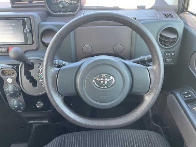 トヨタ スペイド Y 新潟県 2013(平25)年 4.6万km ブラックマイカ 純正ナビ(NSZT-W62G)/(AM/FM/CD/DVD/Bluetooth)/フルセグTV/バックカメラ/センターデフロックオート/HIDヘッドライト/オートライト/フォグランプ/電動格納ウインカーミラー/ISOFIX/純正フロアマット/ドアバイザー/プッシュスタート/スマートキー/保証書/取扱説明書