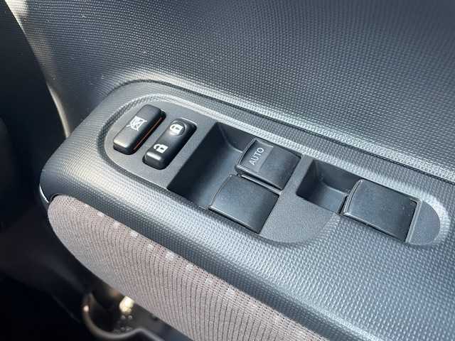 トヨタ スペイド Y 新潟県 2013(平25)年 4.6万km ブラックマイカ 純正ナビ(NSZT-W62G)/(AM/FM/CD/DVD/Bluetooth)/フルセグTV/バックカメラ/センターデフロックオート/HIDヘッドライト/オートライト/フォグランプ/電動格納ウインカーミラー/ISOFIX/純正フロアマット/ドアバイザー/プッシュスタート/スマートキー/保証書/取扱説明書