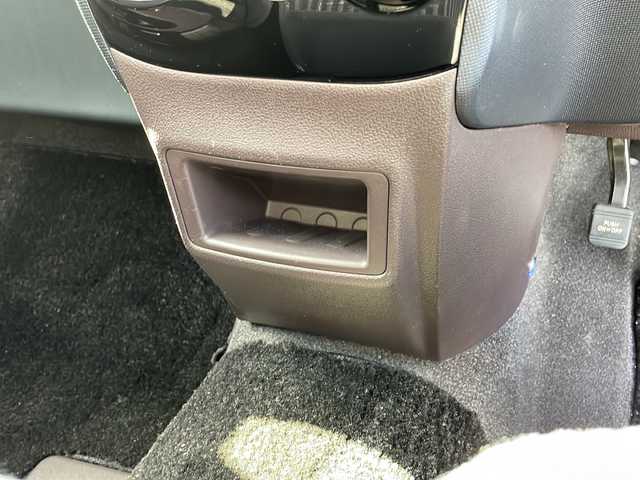 トヨタ スペイド Y 新潟県 2013(平25)年 4.6万km ブラックマイカ 純正ナビ(NSZT-W62G)/(AM/FM/CD/DVD/Bluetooth)/フルセグTV/バックカメラ/センターデフロックオート/HIDヘッドライト/オートライト/フォグランプ/電動格納ウインカーミラー/ISOFIX/純正フロアマット/ドアバイザー/プッシュスタート/スマートキー/保証書/取扱説明書