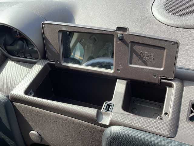トヨタ スペイド Y 新潟県 2013(平25)年 4.6万km ブラックマイカ 純正ナビ(NSZT-W62G)/(AM/FM/CD/DVD/Bluetooth)/フルセグTV/バックカメラ/センターデフロックオート/HIDヘッドライト/オートライト/フォグランプ/電動格納ウインカーミラー/ISOFIX/純正フロアマット/ドアバイザー/プッシュスタート/スマートキー/保証書/取扱説明書