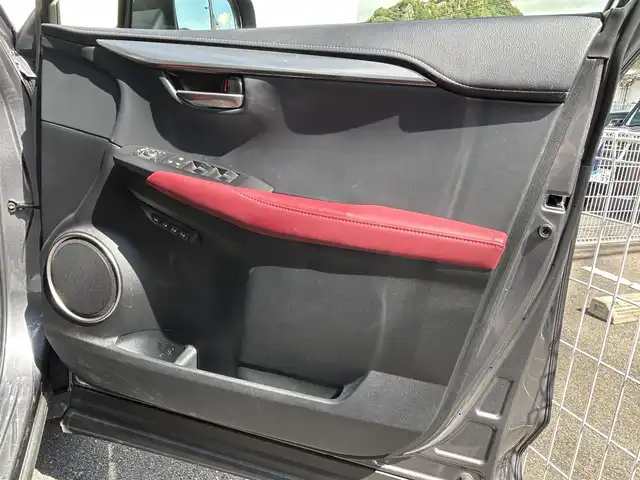 レクサス ＮＸ 300h Iパッケージ 佐賀県 2020(令2)年 3.2万km マーキュリーグレーマイカ レクサスセーフティシステム＋/・プリクラッシュセーフティ/・レーダークルーズコントロール/・レーントレーシングアシスト/・オートマチックハイビーム/ブラインドスポットモニター/クリアランスソナー/純正メーカーナビ/・パノラミックビューモニター/・フルセグTV/BT/CD/DVD/前後ドラレコ(ZDR-015)/ETC2.0/三眼LEDヘッドライト/純正17インチAW/Ltexシート/前席パワーシート/シートメモリ/前席シートヒーター/革巻きステアリング/パドルシフト/ステアリングヒーター/パワーバックドア/電動パーキングスイッチ/トノカバー/レーダー探知機(AR-G1A)/スペアキー×１/取扱説明書/保証書