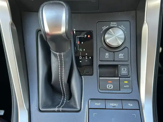 レクサス ＮＸ 300h Iパッケージ 佐賀県 2020(令2)年 3.2万km マーキュリーグレーマイカ レクサスセーフティシステム＋/・プリクラッシュセーフティ/・レーダークルーズコントロール/・レーントレーシングアシスト/・オートマチックハイビーム/ブラインドスポットモニター/クリアランスソナー/純正メーカーナビ/・パノラミックビューモニター/・フルセグTV/BT/CD/DVD/前後ドラレコ(ZDR-015)/ETC2.0/三眼LEDヘッドライト/純正17インチAW/Ltexシート/前席パワーシート/シートメモリ/前席シートヒーター/革巻きステアリング/パドルシフト/ステアリングヒーター/パワーバックドア/電動パーキングスイッチ/トノカバー/レーダー探知機(AR-G1A)/スペアキー×１/取扱説明書/保証書