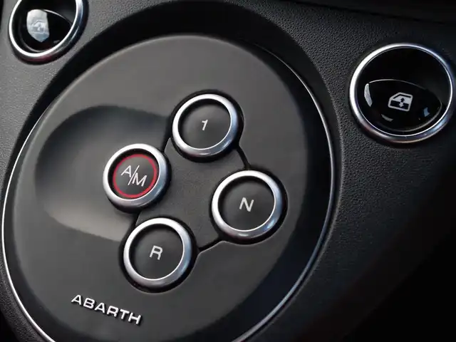 アバルト ５９５ ツーリズモ 埼玉県 2019(平31)年 1万km ホワイト レッドレザーシート/CarPlay/パークセンサー/純正ディスプレイオーディオ/ETC/Bluetooth/USB接続