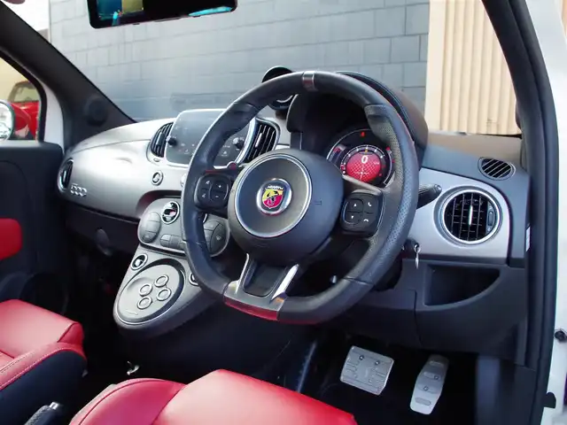 アバルト ５９５ ツーリズモ 埼玉県 2019(平31)年 1万km ホワイト レッドレザーシート/CarPlay/パークセンサー/純正ディスプレイオーディオ/ETC/Bluetooth/USB接続