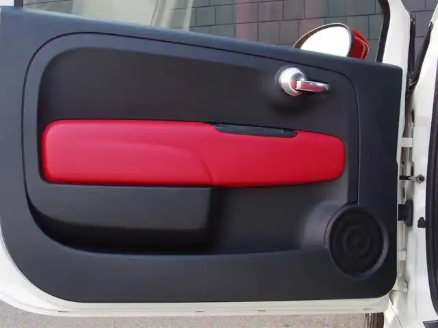 アバルト ５９５ ツーリズモ 埼玉県 2019(平31)年 1万km ホワイト レッドレザーシート/CarPlay/パークセンサー/純正ディスプレイオーディオ/ETC/Bluetooth/USB接続