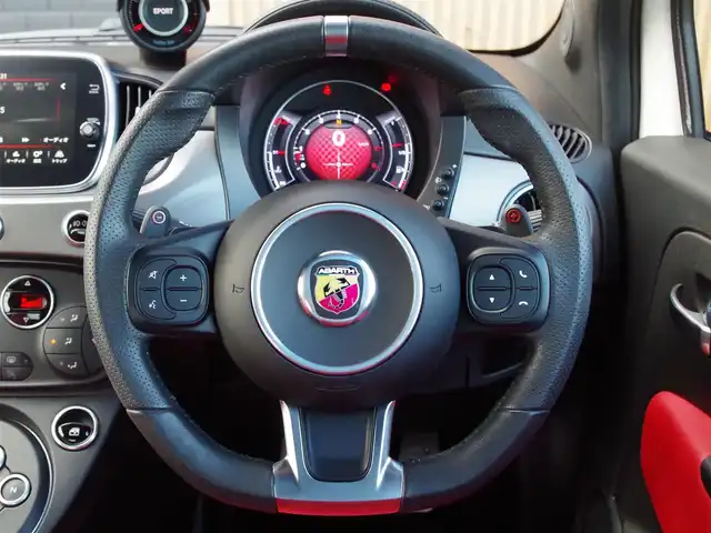 アバルト ５９５ ツーリズモ 埼玉県 2019(平31)年 1万km ホワイト レッドレザーシート/CarPlay/パークセンサー/純正ディスプレイオーディオ/ETC/Bluetooth/USB接続