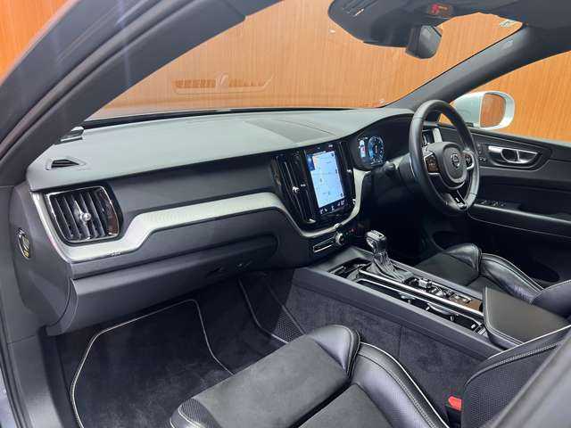 ボルボ ＸＣ６０ D4 AWD Rデザイン 千葉県 2018(平30)年 3.8万km オスミウムグレーM ＡＣＣ　/半革シート　/ナビ　/ＴＶ　/３６０°Ｂｌｕｅｔｏｏｔｈ接続　/電動シート　/シートヒーター　/電動リアゲート　/アダプティブＬＥＤヘッドライト　/自動駐車　/衝突軽減ブレーキ　/ＢＳＭ　/ＬＫＡ　/ＥＴＣ