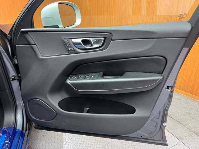 ボルボ ＸＣ６０ D4 AWD Rデザイン 千葉県 2018(平30)年 3.8万km オスミウムグレーM ＡＣＣ　/半革シート　/ナビ　/ＴＶ　/３６０°Ｂｌｕｅｔｏｏｔｈ接続　/電動シート　/シートヒーター　/電動リアゲート　/アダプティブＬＥＤヘッドライト　/自動駐車　/衝突軽減ブレーキ　/ＢＳＭ　/ＬＫＡ　/ＥＴＣ