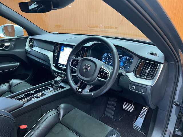 ボルボ ＸＣ６０ D4 AWD Rデザイン 千葉県 2018(平30)年 3.8万km オスミウムグレーM ＡＣＣ　/半革シート　/ナビ　/ＴＶ　/３６０°Ｂｌｕｅｔｏｏｔｈ接続　/電動シート　/シートヒーター　/電動リアゲート　/アダプティブＬＥＤヘッドライト　/自動駐車　/衝突軽減ブレーキ　/ＢＳＭ　/ＬＫＡ　/ＥＴＣ