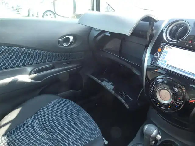 日産 ノート X DIG－S 千葉県 2015(平27)年 2.4万km ブリリアントホワイトパール エマージェンシーブレーキ/純正SDナビ/地デジTV/【DVD/CD再生機能　Bluetooth接続】/アラウンドビューモニター/ドライブレコーダー/ETC/ウインカーミラー/コーナーセンサー/インテリジェントキー