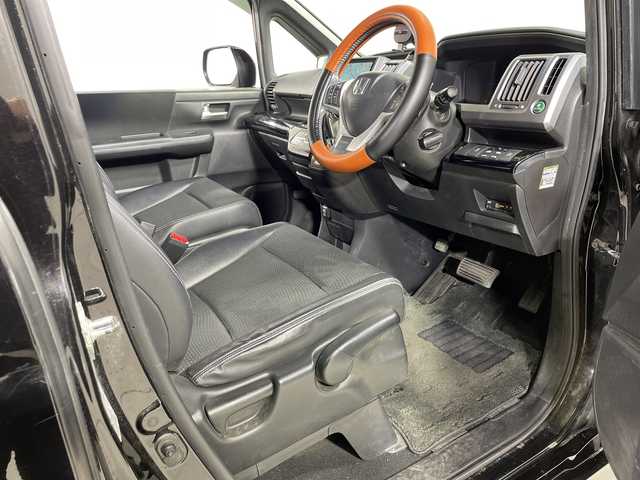 ホンダ ステップワゴン スパーダ Z クールスピリット 神奈川県 2014(平26)年 8.7万km プレミアムスパークルブラックパール 純正8インチインターナビ/Bluetooth・CD・DVD・フルセグTV/ナビ専用スペシャルパッケージ/純正後席専用モニター/両側パワースライドドア/バックカメラ/ハーフレザーシート/クルーズコントロール/スマートキー/スペアキー1本/ビルトインETC/純正フロアマット/アイドリングストップ/純正17インチアルミホイール/HIDヘッドライト/横滑り防止装置/盗難防止装置