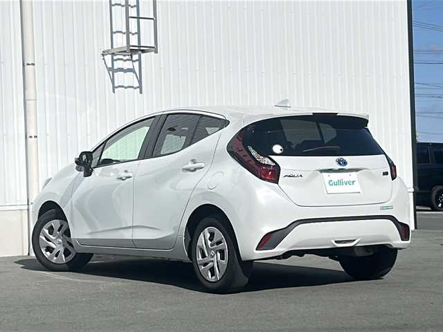 トヨタ アクア X 三重県 2022(令4)年 5.7万km プラチナホワイトパールマイカ ディスプレイオーディオ/ETC/AC100V/USB給電/ステアスイッチ/スペアキー/クルーズコントロール/LEDオートライト/LEDルームランプ/トヨタセーフティーセンス/禁煙車