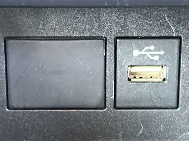 トヨタ アクア X 三重県 2022(令4)年 5.7万km プラチナホワイトパールマイカ ディスプレイオーディオ/ETC/AC100V/USB給電/ステアスイッチ/スペアキー/クルーズコントロール/LEDオートライト/LEDルームランプ/トヨタセーフティーセンス/禁煙車