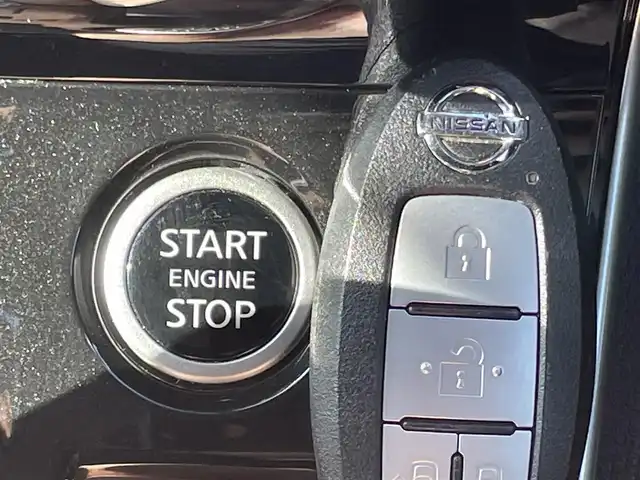 日産 セレナ ハイウェイスター V 兵庫県 2022(令4)年 3.8万km ブリリアントホワイトパール 2トーン 純正１０インチナビ/後席モニター（フリップダウン）/両側パワースライドドア/プロパイロット/Bluetooth接続/バックカメラ/純正フロアマット/純正アルミホイール/ハンズフリー/ビルトインETC/エマージェンシーブレーキ/LEDヘッドライト/オートホールド/USB入力端子/前方ドライブレコーダー/スイッチスタート/フルセグTV