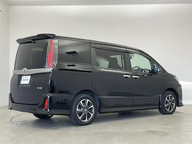 トヨタ ノア 埼玉県 2019(令1)年 5万km ブラック Toyota Safety Sense/　・プリクラッシュセーフティ/　・レーントレーシングアシスト/　・クルーズコントロール/　・オートマチックハイビーム/純正10インチT-Connectナビ（NSZN-Z68T）/　DTV/CD/DVD/BT/USB/HDMI/SD/SDREC/両側パワースライドドア/バックカメラ/フリップダウンモニター/TRC（トラクションコントロール）/アイドリングストップ/社外前後ドライブレコーダー（ZDR 026）/ビルトインETC/エンジンスタートボタン/スマートキー/スペアキー/純正LEDヘッドライト/オートライト/純正アルミホイール