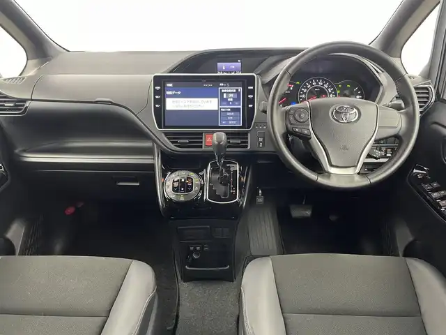 トヨタ ノア 埼玉県 2019(令1)年 5万km ブラック Toyota Safety Sense/　・プリクラッシュセーフティ/　・レーントレーシングアシスト/　・クルーズコントロール/　・オートマチックハイビーム/純正10インチT-Connectナビ（NSZN-Z68T）/　DTV/CD/DVD/BT/USB/HDMI/SD/SDREC/両側パワースライドドア/バックカメラ/フリップダウンモニター/TRC（トラクションコントロール）/アイドリングストップ/社外前後ドライブレコーダー（ZDR 026）/ビルトインETC/エンジンスタートボタン/スマートキー/スペアキー/純正LEDヘッドライト/オートライト/純正アルミホイール