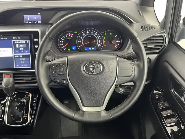 トヨタ ノア 埼玉県 2019(令1)年 5万km ブラック Toyota Safety Sense/　・プリクラッシュセーフティ/　・レーントレーシングアシスト/　・クルーズコントロール/　・オートマチックハイビーム/純正10インチT-Connectナビ（NSZN-Z68T）/　DTV/CD/DVD/BT/USB/HDMI/SD/SDREC/両側パワースライドドア/バックカメラ/フリップダウンモニター/TRC（トラクションコントロール）/アイドリングストップ/社外前後ドライブレコーダー（ZDR 026）/ビルトインETC/エンジンスタートボタン/スマートキー/スペアキー/純正LEDヘッドライト/オートライト/純正アルミホイール