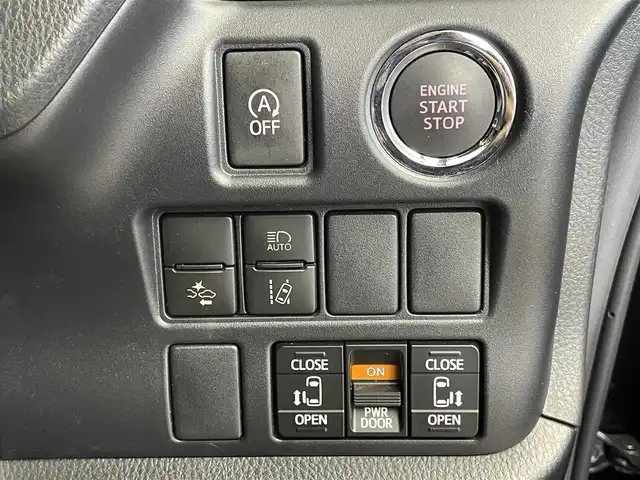 トヨタ ノア 埼玉県 2019(令1)年 5万km ブラック Toyota Safety Sense/　・プリクラッシュセーフティ/　・レーントレーシングアシスト/　・クルーズコントロール/　・オートマチックハイビーム/純正10インチT-Connectナビ（NSZN-Z68T）/　DTV/CD/DVD/BT/USB/HDMI/SD/SDREC/両側パワースライドドア/バックカメラ/フリップダウンモニター/TRC（トラクションコントロール）/アイドリングストップ/社外前後ドライブレコーダー（ZDR 026）/ビルトインETC/エンジンスタートボタン/スマートキー/スペアキー/純正LEDヘッドライト/オートライト/純正アルミホイール