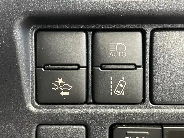 トヨタ ノア 埼玉県 2019(令1)年 5万km ブラック Toyota Safety Sense/　・プリクラッシュセーフティ/　・レーントレーシングアシスト/　・クルーズコントロール/　・オートマチックハイビーム/純正10インチT-Connectナビ（NSZN-Z68T）/　DTV/CD/DVD/BT/USB/HDMI/SD/SDREC/両側パワースライドドア/バックカメラ/フリップダウンモニター/TRC（トラクションコントロール）/アイドリングストップ/社外前後ドライブレコーダー（ZDR 026）/ビルトインETC/エンジンスタートボタン/スマートキー/スペアキー/純正LEDヘッドライト/オートライト/純正アルミホイール