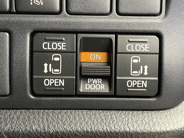 トヨタ ノア 埼玉県 2019(令1)年 5万km ブラック Toyota Safety Sense/　・プリクラッシュセーフティ/　・レーントレーシングアシスト/　・クルーズコントロール/　・オートマチックハイビーム/純正10インチT-Connectナビ（NSZN-Z68T）/　DTV/CD/DVD/BT/USB/HDMI/SD/SDREC/両側パワースライドドア/バックカメラ/フリップダウンモニター/TRC（トラクションコントロール）/アイドリングストップ/社外前後ドライブレコーダー（ZDR 026）/ビルトインETC/エンジンスタートボタン/スマートキー/スペアキー/純正LEDヘッドライト/オートライト/純正アルミホイール