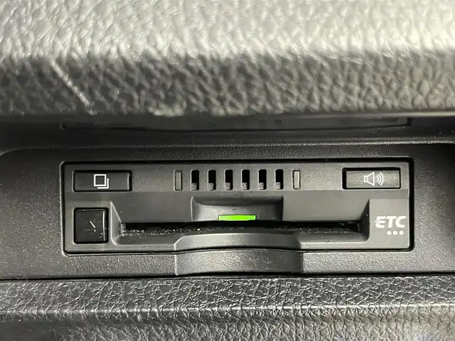 トヨタ ノア 埼玉県 2019(令1)年 5万km ブラック Toyota Safety Sense/　・プリクラッシュセーフティ/　・レーントレーシングアシスト/　・クルーズコントロール/　・オートマチックハイビーム/純正10インチT-Connectナビ（NSZN-Z68T）/　DTV/CD/DVD/BT/USB/HDMI/SD/SDREC/両側パワースライドドア/バックカメラ/フリップダウンモニター/TRC（トラクションコントロール）/アイドリングストップ/社外前後ドライブレコーダー（ZDR 026）/ビルトインETC/エンジンスタートボタン/スマートキー/スペアキー/純正LEDヘッドライト/オートライト/純正アルミホイール