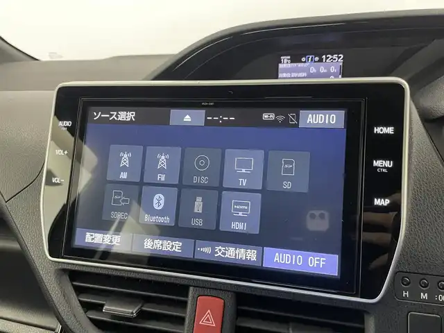 トヨタ ノア 埼玉県 2019(令1)年 5万km ブラック Toyota Safety Sense/　・プリクラッシュセーフティ/　・レーントレーシングアシスト/　・クルーズコントロール/　・オートマチックハイビーム/純正10インチT-Connectナビ（NSZN-Z68T）/　DTV/CD/DVD/BT/USB/HDMI/SD/SDREC/両側パワースライドドア/バックカメラ/フリップダウンモニター/TRC（トラクションコントロール）/アイドリングストップ/社外前後ドライブレコーダー（ZDR 026）/ビルトインETC/エンジンスタートボタン/スマートキー/スペアキー/純正LEDヘッドライト/オートライト/純正アルミホイール