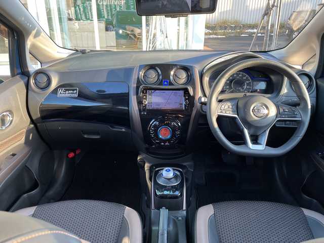 日産 ノート e－パワー メダリスト FOUR 道央・札幌 2019(平31)年 7.6万km シャイニングブルー ・４WD/・純正メモリナビ/ＢＴ・ＳＤ・ＣＤ・ＤＶＤ・フルセグ・ラジオ・ＡＵＸ/・衝突被害軽減システム/・アラウンドビュー/・バック・サイドカメラ/・レーンキープアシスト/・横滑り防止装置/・レーダークルーズ/・コーナーセンサー/・車両接近通報装置/・デジタルインナーミラー/・純正エンジンスターター/・ドライブレコーダー/・ETC/・LEDヘッドライト/・フォグランプ/・スペアキー