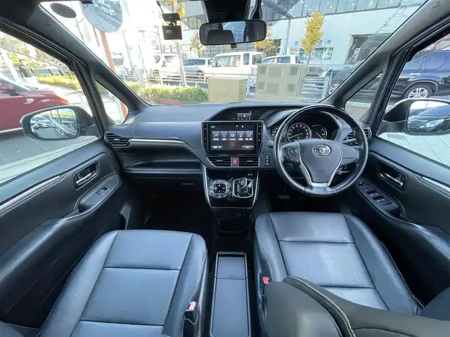 トヨタ エスクァイア ハイブリッド Gi ブラックテーラード 兵庫県 2016(平28)年 12.6万km スパークリングブラックパールクリスタルシャイン (株)IDOMが運営する【じしゃロン西宮店】の自社ローン対象車両になります。こちらは現金ご利用時の価格です。/自社ローンご希望の方は別途その旨お申付け下さい。/＊ETC/＊バックカメラ/＊パワステ/＊パワーウィンドウ/＊クルーズコントロールあり/＊純正10インチナビ/＊ドラレコあり/＊レザーシート/＊シートヒーター/＊エアシート/＊両側パワステ/＊横滑り防止装置/＊レーンキープアシスト/＊オートライト/＊衝突被害軽減システム