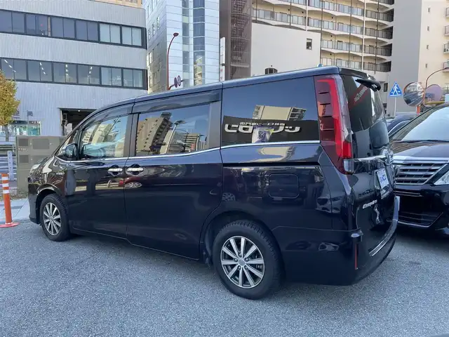 トヨタ エスクァイア ハイブリッド Gi ブラックテーラード 兵庫県 2016(平28)年 12.6万km スパークリングブラックパールクリスタルシャイン (株)IDOMが運営する【じしゃロン西宮店】の自社ローン対象車両になります。こちらは現金ご利用時の価格です。/自社ローンご希望の方は別途その旨お申付け下さい。/＊ETC/＊バックカメラ/＊パワステ/＊パワーウィンドウ/＊クルーズコントロールあり/＊純正10インチナビ/＊ドラレコあり/＊レザーシート/＊シートヒーター/＊エアシート/＊両側パワステ/＊横滑り防止装置/＊レーンキープアシスト/＊オートライト/＊衝突被害軽減システム