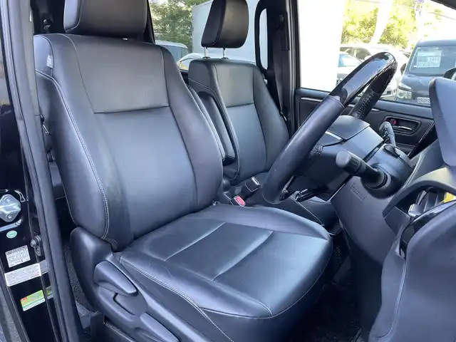 トヨタ エスクァイア ハイブリッド Gi ブラックテーラード 兵庫県 2016(平28)年 12.6万km スパークリングブラックパールクリスタルシャイン (株)IDOMが運営する【じしゃロン西宮店】の自社ローン対象車両になります。こちらは現金ご利用時の価格です。/自社ローンご希望の方は別途その旨お申付け下さい。/＊ETC/＊バックカメラ/＊パワステ/＊パワーウィンドウ/＊クルーズコントロールあり/＊純正10インチナビ/＊ドラレコあり/＊レザーシート/＊シートヒーター/＊エアシート/＊両側パワステ/＊横滑り防止装置/＊レーンキープアシスト/＊オートライト/＊衝突被害軽減システム